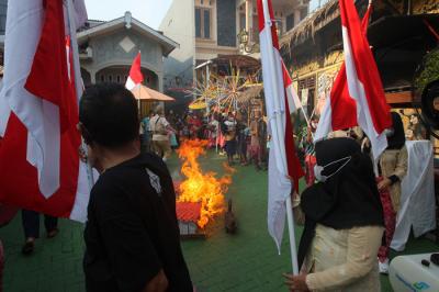 Sejumlah warga menggelar kirab dan teatrikal Titiran Kampung Batik di Kampoeng Djadoel, Kampung Batik Tengah, Semarang, Jawa Tengah, Minggu (17/10/2021).