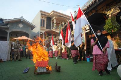 Sejumlah warga menggelar kirab dan teatrikal Titiran Kampung Batik di Kampoeng Djadoel, Kampung Batik Tengah, Semarang, Jawa Tengah, Minggu (17/10/2021).