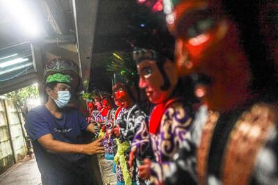 Masudi atau Bang Ntong Salam membuat miniatur Ondel-ondel di toko miliknya di kawasan Pondok Kopi, Kecamatan Duren Sawit, Jakarta Timur, Senin (18/10/2021).