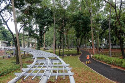 Sejumlah pekerja menyelesaikan proyek revitalisasi Taman Tebet menjadi Tebet Eco Garden di Tebet, Jakarta Selatan, Senin (18/10/2021).