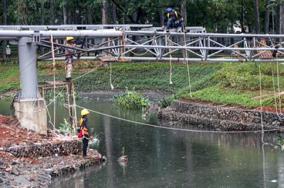 Sejumlah pekerja menyelesaikan proyek revitalisasi Taman Tebet menjadi Tebet Eco Garden di Tebet, Jakarta Selatan, Senin (18/10/2021).