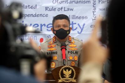 Kepala Divisi Propam Irjen Pol Ferdy Sambo dan Komisioner Komnas HAM bidang pemantauan dan penyelidikan M Choirul memberikan keterangan pers di Jakarta.