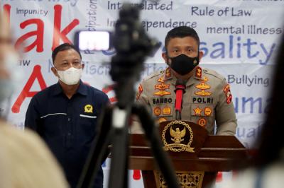 Kepala Divisi Propam Irjen Pol Ferdy Sambo dan Komisioner Komnas HAM bidang pemantauan dan penyelidikan M Choirul memberikan keterangan pers di Jakarta.