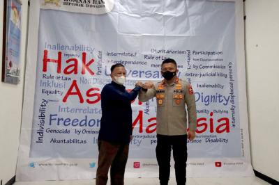 Kepala Divisi Propam Irjen Pol Ferdy Sambo dan Komisioner Komnas HAM bidang pemantauan dan penyelidikan M Choirul memberikan keterangan pers di Jakarta.