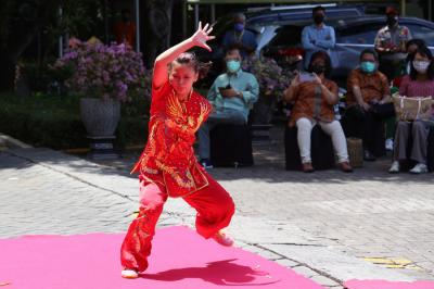 Mahasiswa UBAYA peraih medali pada Pekan Olahraga Nasional (PON) XX memperagakan jurus-jurus Wushu di kampus Ubaya Tenggelis Surabaya, Selasa (19/10/2021).