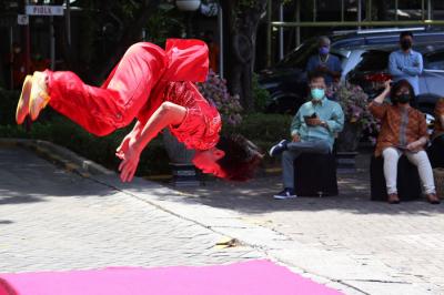 Mahasiswa UBAYA peraih medali pada Pekan Olahraga Nasional (PON) XX memperagakan jurus-jurus Wushu di kampus Ubaya Tenggelis Surabaya, Selasa (19/10/2021).