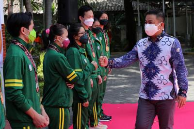 Mahasiswa UBAYA peraih medali pada Pekan Olahraga Nasional (PON) XX memperagakan jurus-jurus Wushu di kampus Ubaya Tenggelis Surabaya, Selasa (19/10/2021).