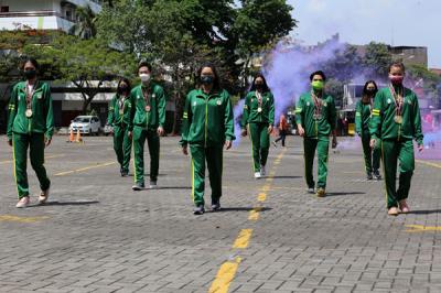 Mahasiswa UBAYA peraih medali pada Pekan Olahraga Nasional (PON) XX memperagakan jurus-jurus Wushu di kampus Ubaya Tenggelis Surabaya, Selasa (19/10/2021).