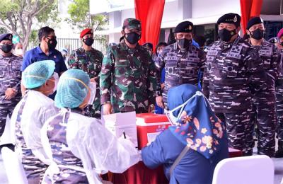 Panglima TNI Marsekal TNI Hadi Tjahjanto menerima Brevet Kehormatan Hidro-Oseanografi dari TNI AL di Mako Pushidrosal, Jakarta Utara, Selasa (19/10/2021).