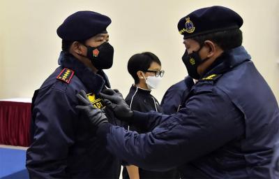 Panglima TNI Marsekal TNI Hadi Tjahjanto menerima Brevet Kehormatan Hidro-Oseanografi dari TNI AL di Mako Pushidrosal, Jakarta Utara, Selasa (19/10/2021).