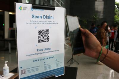 Para pengunjung dan pegawai melakukan scan identitas melalui aplikasi PeduliLindungi saat akan memasuki gedung PN Jakarta Pusat, Selasa (19/10/2021).