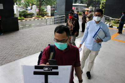 Para pengunjung dan pegawai melakukan scan identitas melalui aplikasi PeduliLindungi saat akan memasuki gedung PN Jakarta Pusat, Selasa (19/10/2021).