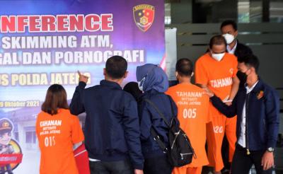 Pengungkapan kasus yang dilakukan oleh Ditreskrimsus Polda Jateng di Loby Mapolda Jateng, Semarang, Jawa Tengah, Selasa (19/10/2021).