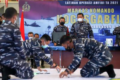 Kepala Staf Angkatan Laut Laksamana TNI Yudo Margono menyampaikan arahan saat Tactical Floor Game (TFG) di Mako Koarmada I, Jakarta, Selasa (19/10/2021).