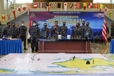Kepala Staf Angkatan Laut Laksamana TNI Yudo Margono menyampaikan arahan saat Tactical Floor Game (TFG) di Mako Koarmada I, Jakarta, Selasa (19/10/2021).