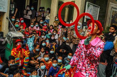 Komunitas Aku Badut Indonesia (ABI) menghibur masyarakat yang terdampak kebakaran di Krendang Raya, Tambora, Jakarta Barat, Selasa (19/10/2021).