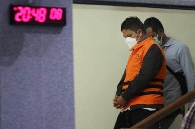 Tersangka Bupati Kuantan Singingi (Kuansing) Andi Putra memakai rompi tahanan usai diperiksa di Gedung KPK, Jakarta, Rabu,  (20/10/2021).