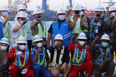 Proyek perkuatan struktur Dermaga Terminal Berlian di Pelabuhan Tanjung Perak Surabaya, Jawa Timur, Rabu (20/10/2021).