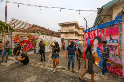 Suasana para pengunjung yang berada di tempat nongkrong anak muda mengisi hari libur Maulid Nabi Muhammad Saw, kawasan Jakarta Selatan, Rabu (20/10/2021).