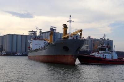 Lalu lintas kapal di wilayah kerja PT Pelabuhan Indonesia III (Persero), di Pelabuhan Tanjung Perak Surabaya, Jawa Timur, Rabu (20/10/2021).