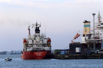 Lalu lintas kapal di wilayah kerja PT Pelabuhan Indonesia III (Persero), di Pelabuhan Tanjung Perak Surabaya, Jawa Timur, Rabu (20/10/2021).