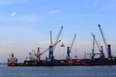 Lalu lintas kapal di wilayah kerja PT Pelabuhan Indonesia III (Persero), di Pelabuhan Tanjung Perak Surabaya, Jawa Timur, Rabu (20/10/2021).
