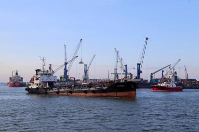 Lalu lintas kapal di wilayah kerja PT Pelabuhan Indonesia III (Persero), di Pelabuhan Tanjung Perak Surabaya, Jawa Timur, Rabu (20/10/2021).