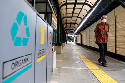 Warga berjalan di depan ruko UMKM di Stasiun Gondangdia, Jakarta Pusat, Rabu (20/10/2021).