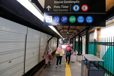 Warga berjalan di depan ruko UMKM di Stasiun Gondangdia, Jakarta Pusat, Rabu (20/10/2021).