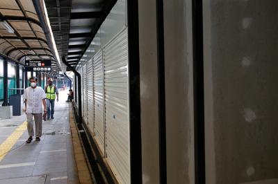 Warga berjalan di depan ruko UMKM di Stasiun Gondangdia, Jakarta Pusat, Rabu (20/10/2021).