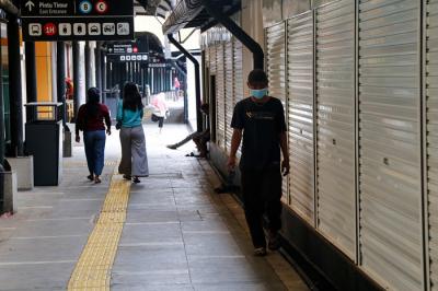 Warga berjalan di depan ruko UMKM di Stasiun Gondangdia, Jakarta Pusat, Rabu (20/10/2021).