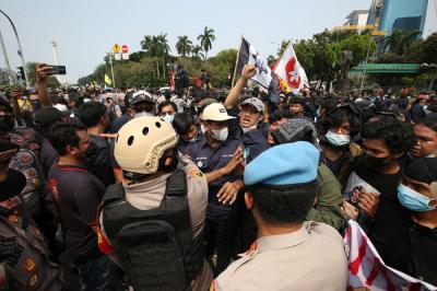 BEM SI Kerakyatan membawa poster saat melakukan unjuk rasa di kawasan Bundaran Patung Kuda Jakarta, Kamis (21/10/2021).