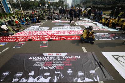 BEM SI Kerakyatan membawa poster saat melakukan unjuk rasa di kawasan Bundaran Patung Kuda Jakarta, Kamis (21/10/2021).