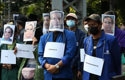 BEM SI Kerakyatan membawa poster saat melakukan unjuk rasa di kawasan Bundaran Patung Kuda Jakarta, Kamis (21/10/2021).