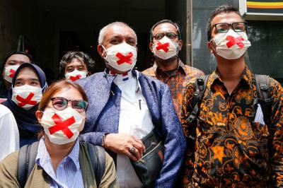 Direktur Eksekutif Lokataru, Haris Azhar (tengah) usai memenuhi panggilan untuk mediasi di Polda Metro Jaya, Kamis, (21/10/2021).