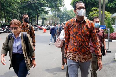 Direktur Eksekutif Lokataru, Haris Azhar (tengah) usai memenuhi panggilan untuk mediasi di Polda Metro Jaya, Kamis, (21/10/2021).
