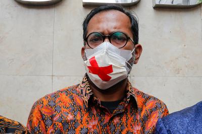 Direktur Eksekutif Lokataru, Haris Azhar (tengah) usai memenuhi panggilan untuk mediasi di Polda Metro Jaya, Kamis, (21/10/2021).