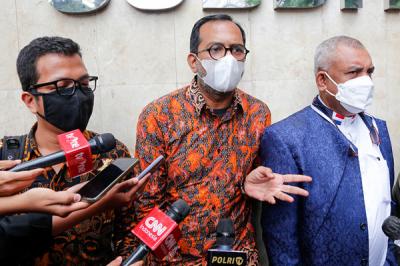 Direktur Eksekutif Lokataru, Haris Azhar (tengah) usai memenuhi panggilan untuk mediasi di Polda Metro Jaya, Kamis, (21/10/2021).