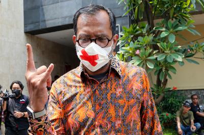 Direktur Eksekutif Lokataru, Haris Azhar (tengah) usai memenuhi panggilan untuk mediasi di Polda Metro Jaya, Kamis, (21/10/2021).