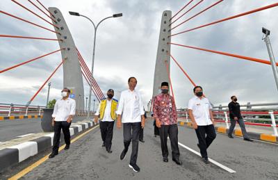 Presiden Joko Widodo saat meresmikan Jembatan Sei Alalak di Banjarmasin, Kalimantan Selatan, Kamis (21/10/2021).
