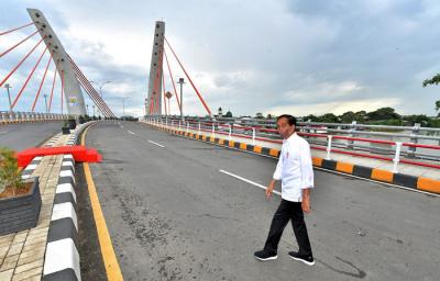 Presiden Joko Widodo saat meresmikan Jembatan Sei Alalak di Banjarmasin, Kalimantan Selatan, Kamis (21/10/2021).
