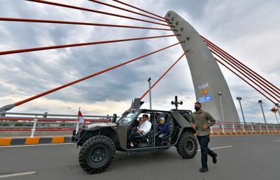 Presiden Joko Widodo saat meresmikan Jembatan Sei Alalak di Banjarmasin, Kalimantan Selatan, Kamis (21/10/2021).
