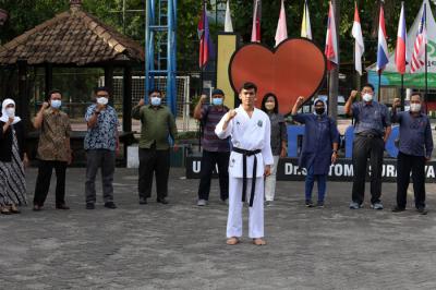 Seremonial penyambutan Ignatius Joshua Kandau di kampus Unitomo Surabaya, Jawa Timur, Kamis (21/10/2021).