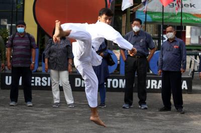 Seremonial penyambutan Ignatius Joshua Kandau di kampus Unitomo Surabaya, Jawa Timur, Kamis (21/10/2021).
