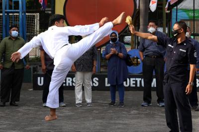 Seremonial penyambutan Ignatius Joshua Kandau di kampus Unitomo Surabaya, Jawa Timur, Kamis (21/10/2021).