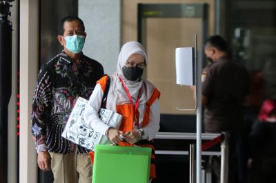 Siti Aisyah Tuti Handayani tiba di Gedung KPK untuk menjalani sidang secara virtual di Jakarta, Kamis (21/10/2021).