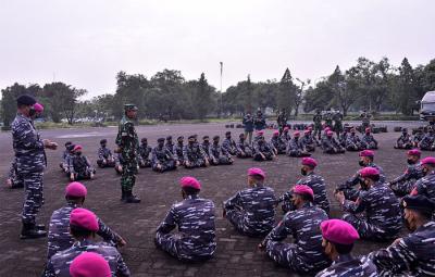 Panglima TNI Marsekal TNI Hadi Tjahjanto kembali mengerahkan 200 Tenaga Kesehatan (Nakes) Vaksinator ke wilayah Aglomerasi Kabupaten Bogor.