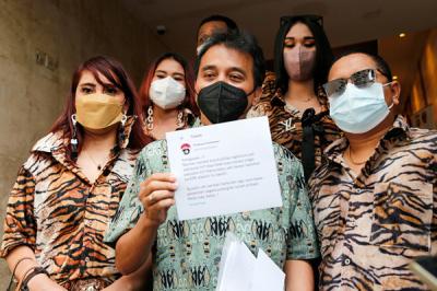 Mantan Menpora Roy Suryo usai diperiksa sebagai saksi pelapor atas dugaan pencemaran nama baik di Polda Metro Jaya, Jakarta Selatan, Kamis (21/10/2021).