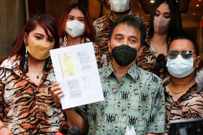 Mantan Menpora Roy Suryo usai diperiksa sebagai saksi pelapor atas dugaan pencemaran nama baik di Polda Metro Jaya, Jakarta Selatan, Kamis (21/10/2021).