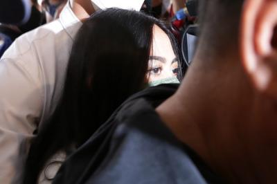 Selebgram Rachel Vennya saat tiba untuk menjalani pemeriksaan di Dirkrimum Polda Metro Jaya, Jakarta Selatan, Kamis (21/10/2021).